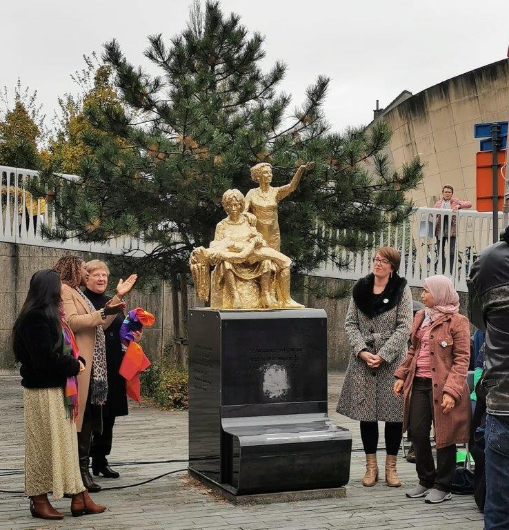 Die Statue der „Unbekannten Frau der Kriegszeit – Frieden braucht Frauen“ – Leuven Belgien